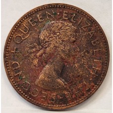 NEW ZEALAND 1956 . ONE 1 PENNY . ERROR . STRAPLESS QUEEN